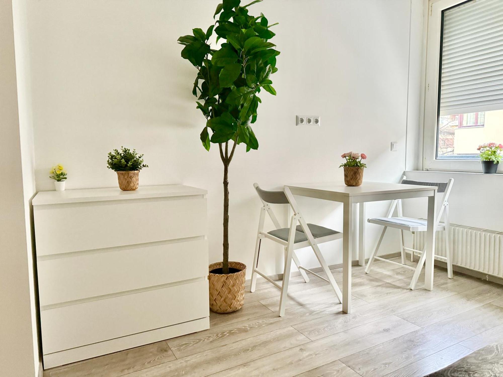 Stylish Schonbrunn Apartments With Free Parking Вена Экстерьер фото