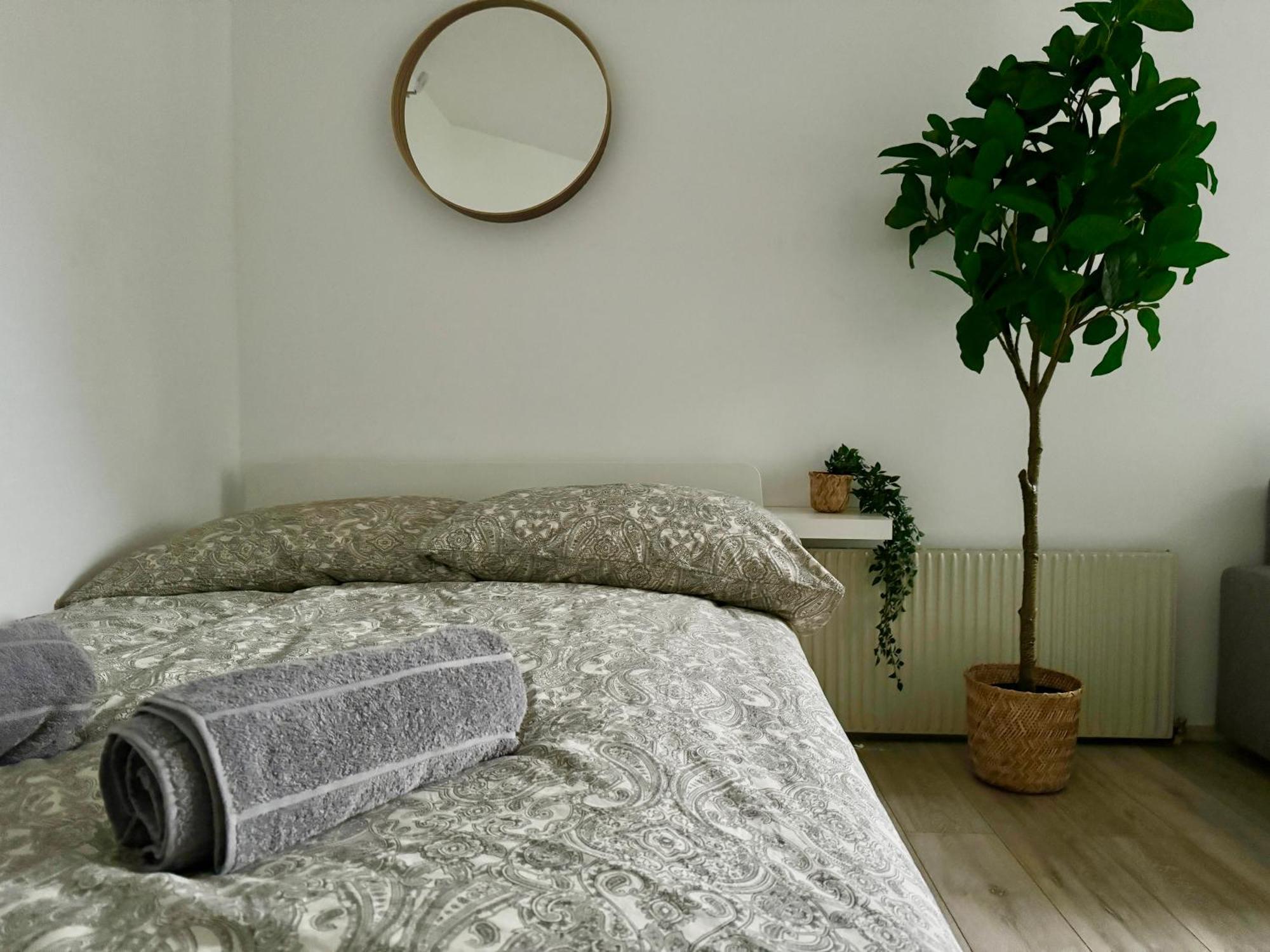 Stylish Schonbrunn Apartments With Free Parking Вена Экстерьер фото