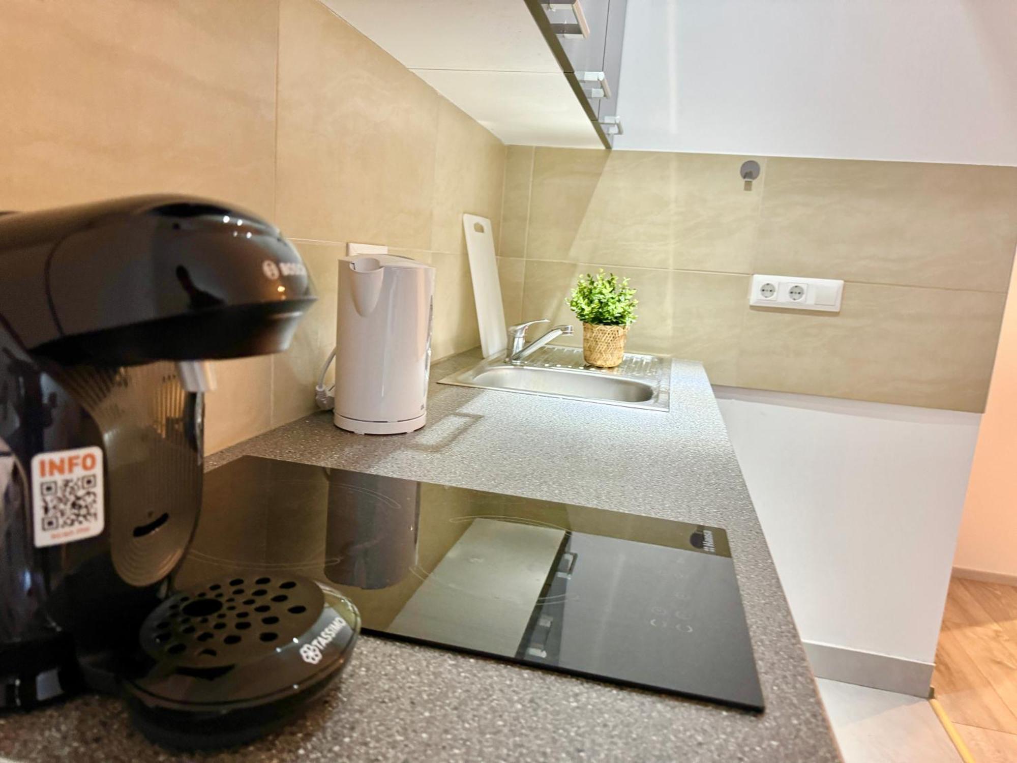 Stylish Schonbrunn Apartments With Free Parking Вена Экстерьер фото