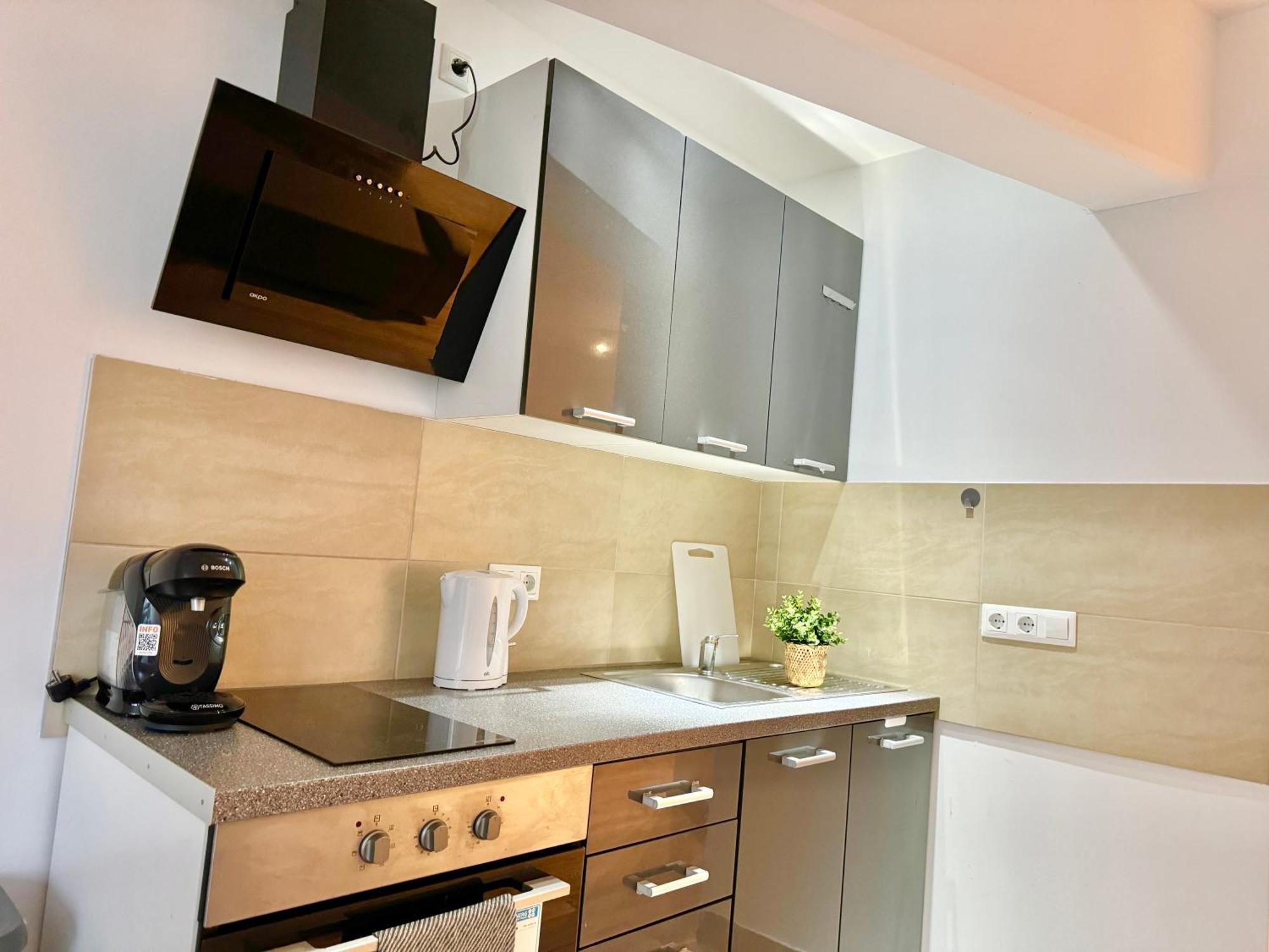 Stylish Schonbrunn Apartments With Free Parking Вена Экстерьер фото