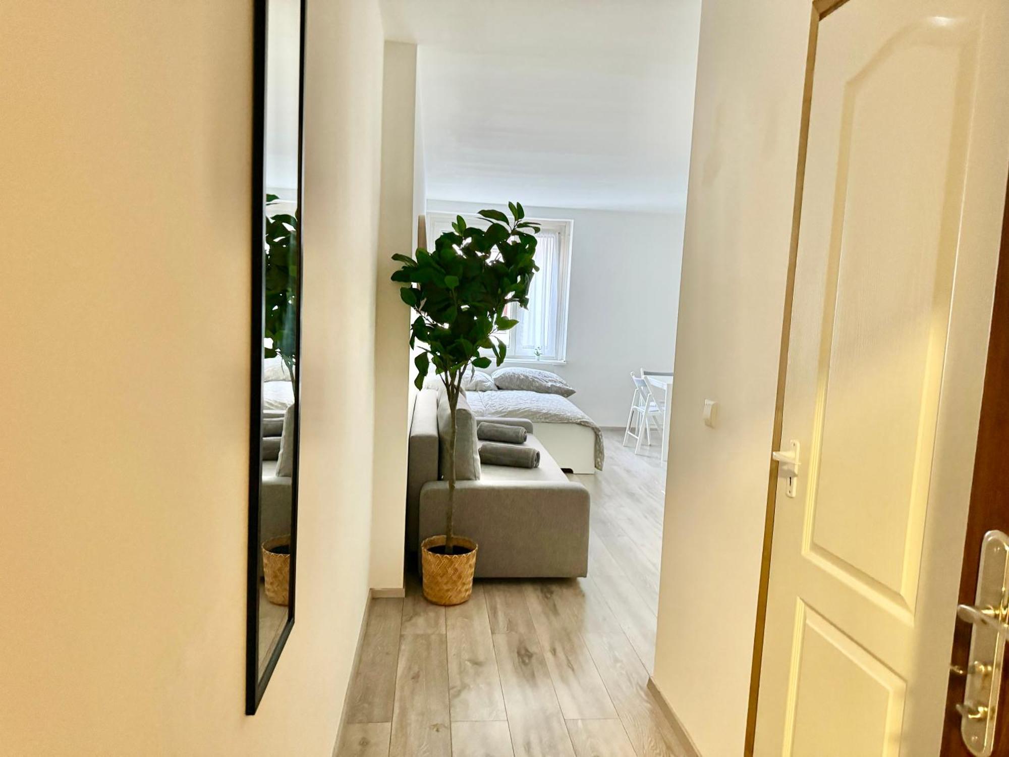 Stylish Schonbrunn Apartments With Free Parking Вена Экстерьер фото