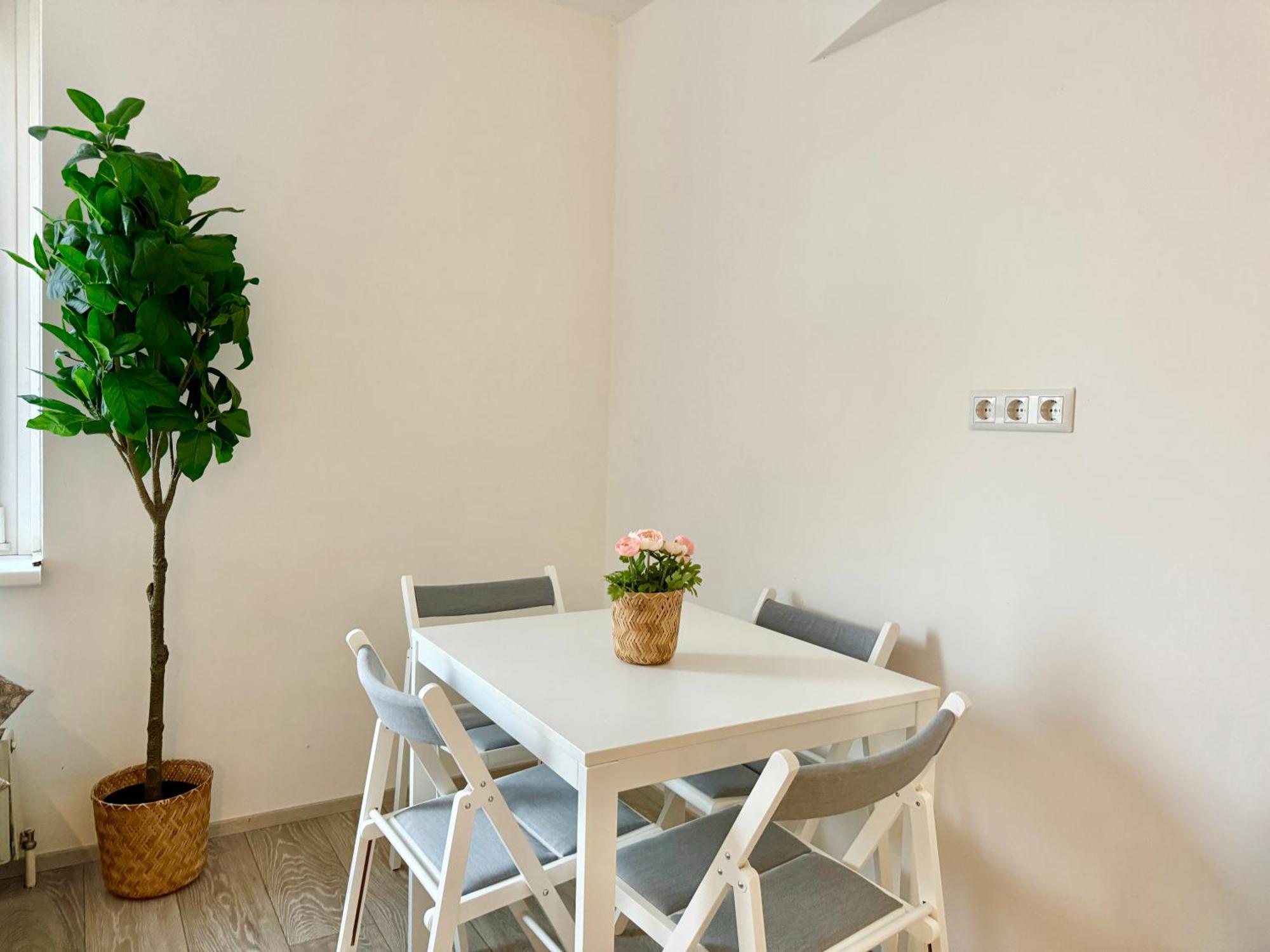 Stylish Schonbrunn Apartments With Free Parking Вена Экстерьер фото
