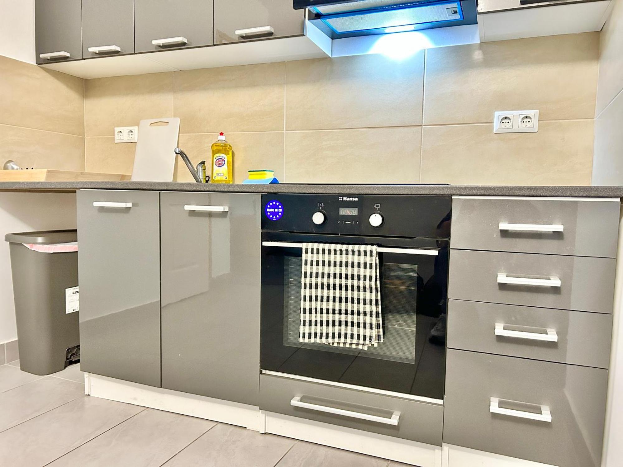 Stylish Schonbrunn Apartments With Free Parking Вена Экстерьер фото