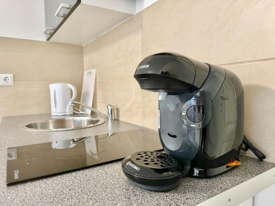 Stylish Schonbrunn Apartments With Free Parking Вена Экстерьер фото